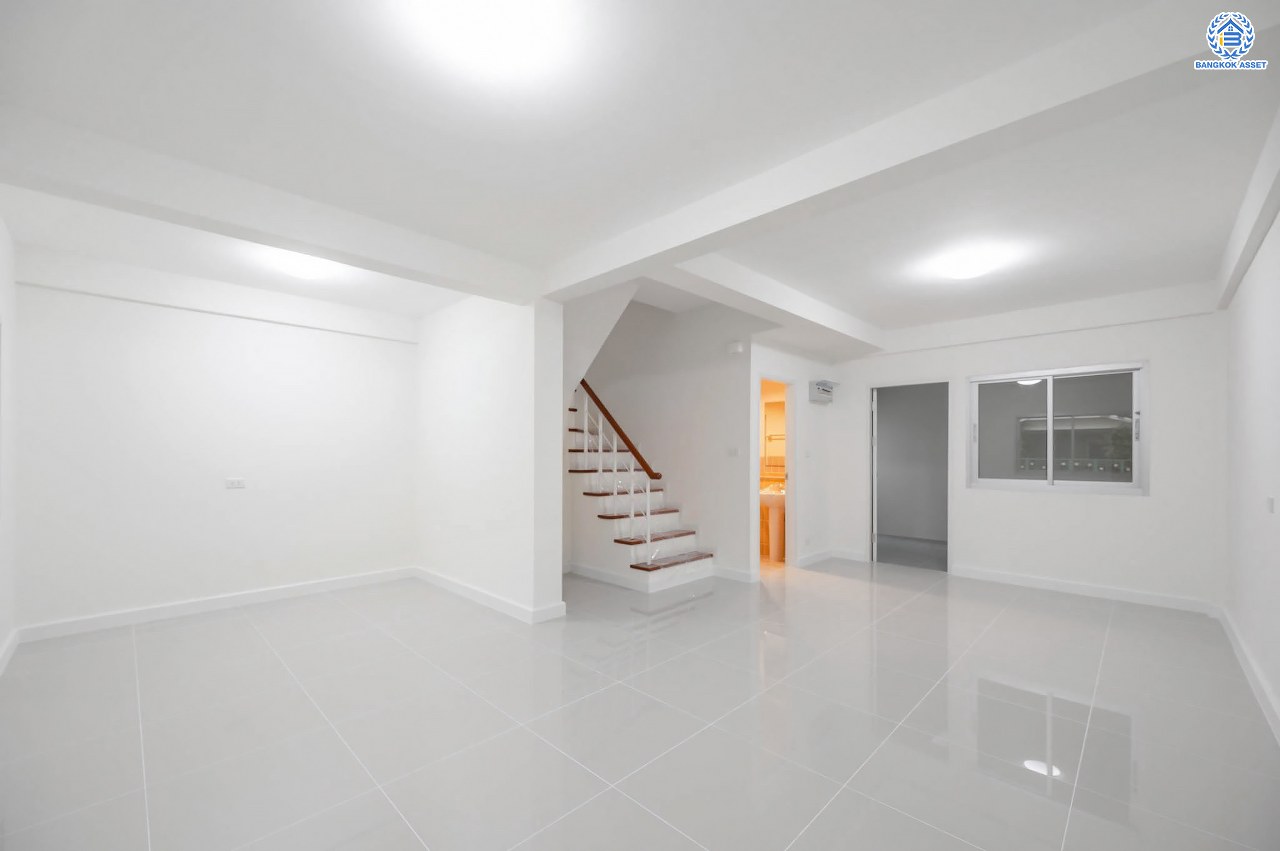 บ้านมือสองตกแต่งใหม่ โครงการ ศุภาลัยวิลล์ วงศ์สว่าง พร้อมอยู่ เนื้อที่ 24.2 ตร.ว. ฟังก์ชัน 3 ห้องนอน 3 ห้องน้ำ จอดรถได้ 2 คัน บนสุดยอดทำเล เชื่อมต่อได้หลายเส้นทาง ทั้งถนนกรุงเทพ-นนทบุรี, ถนนวงศ์สว่าง, ถนนนครอินทร์ และถนนติวานนท์ ใกล้จุดขึ้นทางด่วนงามวงศ์วาน รถไฟฟ้าสายสีม่วง "สถานีแยกติวานนท์" และ "สถานีกระทรวงสาธารณสุข"